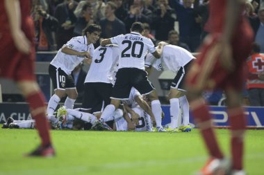 Valencia takım oyuncuları gol kutluyor