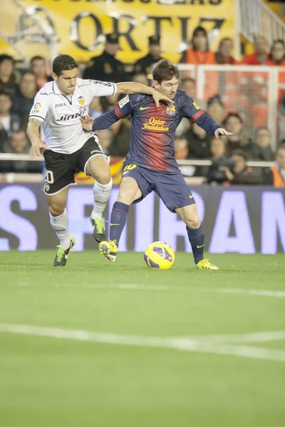 Leo Messi avec le ballon et Ricardo Costa pendant le match de Ligue espagnole — Photo