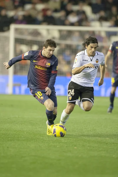 Leo Messi con palla e Tino Costa durante la partita della Lega Spagnola — Foto Stock