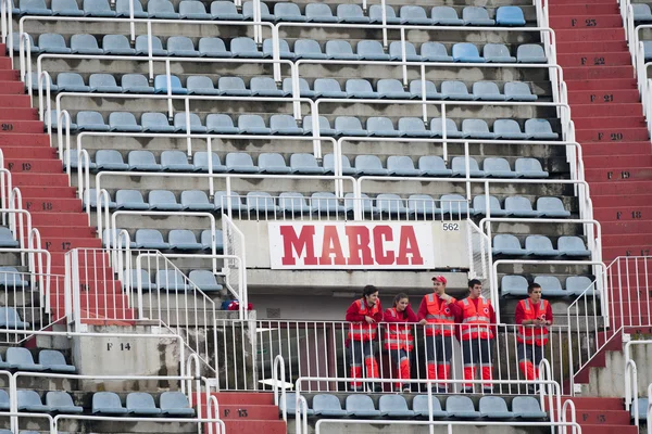 Cruz roja ekip İspanyol futbol ligi maç sırasında — Stok fotoğraf