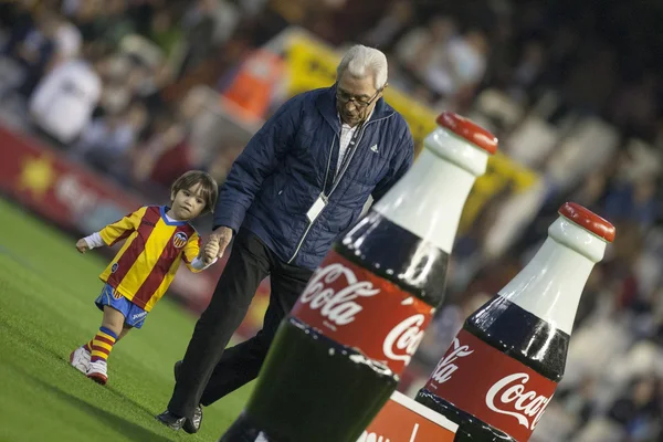 スペイン サッカー リーグの試合中に小さなサポーター — ストック写真