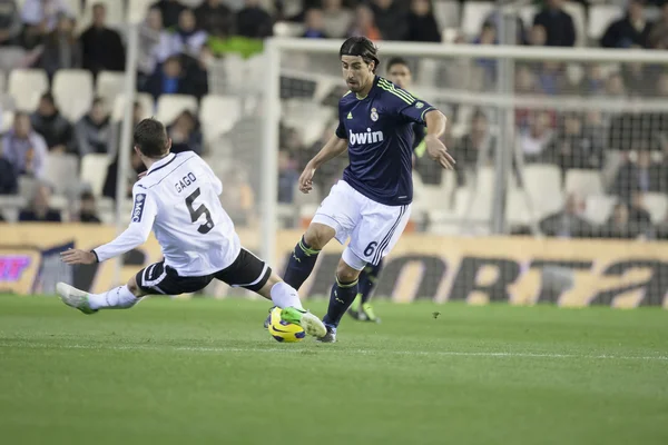 Gago en khedira tijdens Spaanse voetbalcompetitie overeenkomen met — Stockfoto