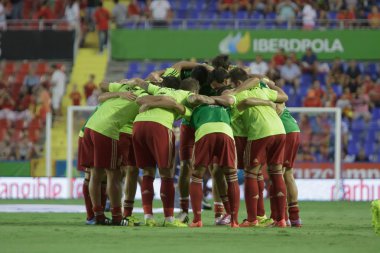 İspanya oyuncular maçtan önce ısınma sırasında kucakladı.