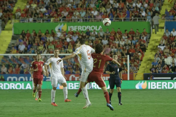 El centrocampista David Silva (r) saltando por la pelota — Foto de Stock