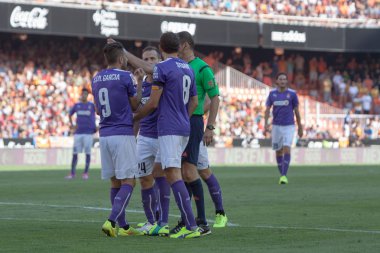 RCD espanyol oyuncular hakem ile savunuyorlar.