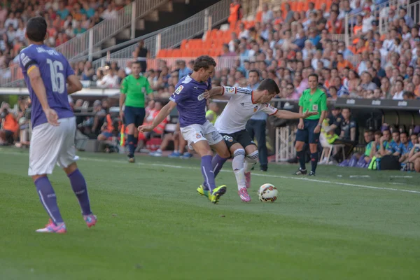 Valencia speler gaya en rcd espanyol speler stuani in actie — Stockfoto