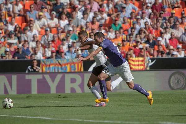 Valencia hráč rodrigo a rcd espanyol hráč arbilla v akci — Stock fotografie