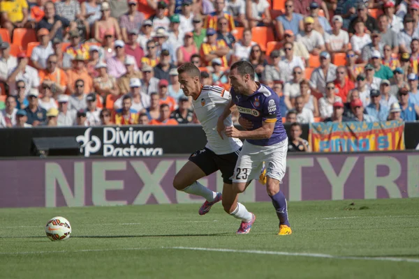 Valencia spelare rodrigo och rcd espanyol spelare arbilla i aktion — Stockfoto