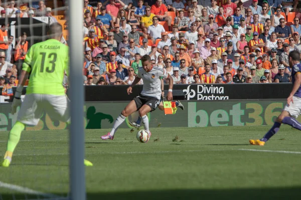 El jugador valenciano Rodrigo en acción — Foto de Stock