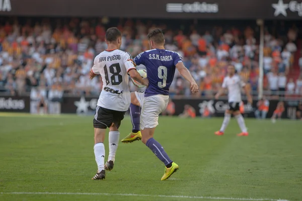 Jogador de Valência Javi Fuego e RCD Espanyol Sergio Garcia em ação — Fotografia de Stock