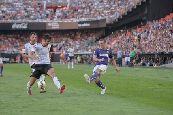 Valencia giocatore Barragan e RCD Espanyol giocatore Montanes in azione — Foto Stock