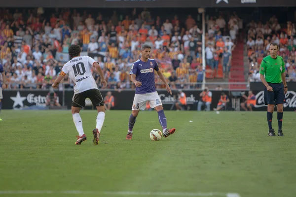 Valencia player Parejo y RCD Espanyol player Salva en acción — Foto de Stock