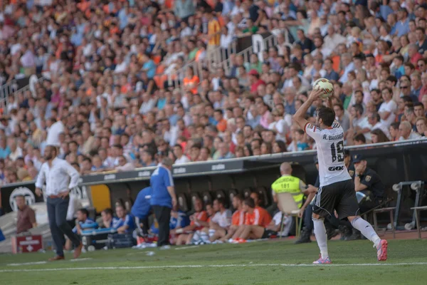 El jugador valenciano Barragan lanza la pelota — Foto de Stock