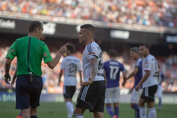 Valencia player Otamendi arguing with the judge — Stock Photo, Image