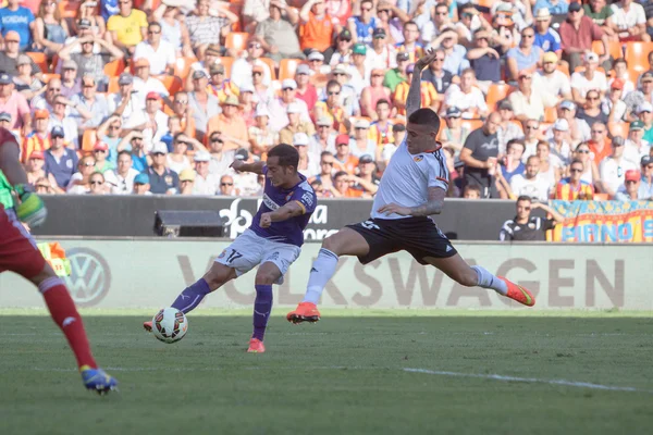 Jogador de RCD Espanyol Lucas e Valencia jogador Otamendi em ação — Fotografia de Stock