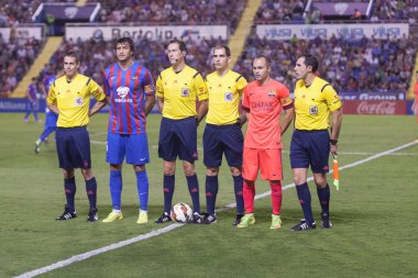 oyuncular h. rodas, a. Iniesta ve hakemler maç başlamadan önce