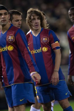 Carles Puyol (C) oyun sırasında