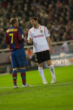 Eidur gidebilirdik (l) ve Carlos Marchena (r) maç sırasında