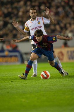 Bojan Krkic (F) ve Ruben Baraja (B) maç sırasında