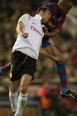 Carlos Marchena (L) ve eylem: Thierry Henry (R)