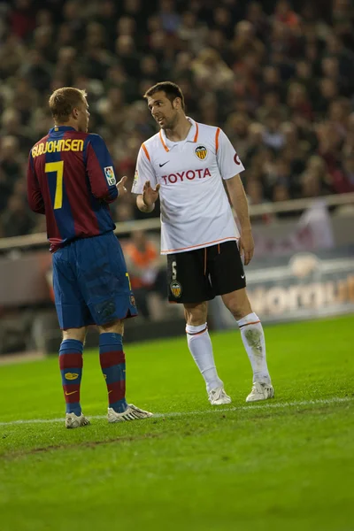 Eidur Gudjohnsen (l) and Carlos Marchena (r) during the match — Stock Photo, Image