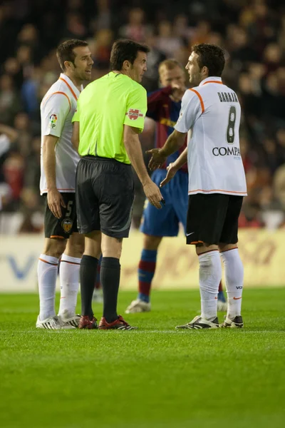 Carlos Marchena (L), Ruben Baraja (R) e árbitro durante a partida — Fotografia de Stock