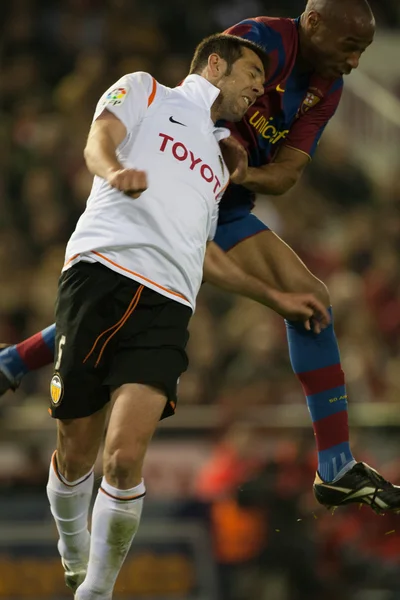 Carlos Marchena (L) y Thierry Henry (R) en acción — Foto de Stock