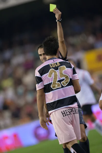 Referee showing yellow card to Espanyol player Lola — Stock Photo, Image