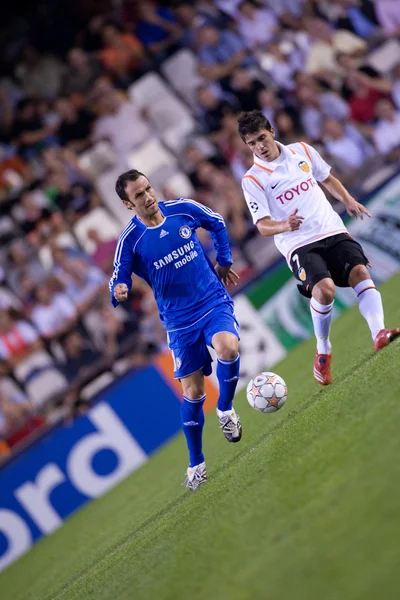 Ricardo Carvalho (L) e David Villa (R) em ação — Fotografia de Stock