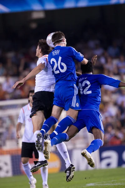 John Terry (F) John Obi Mikel (R) en acción —  Fotos de Stock