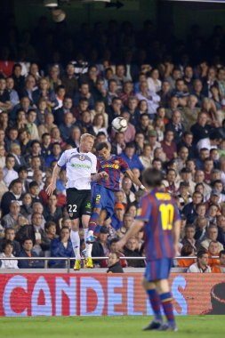 Dani Alves (R) ve Jeremy Mathieu (L) eylem