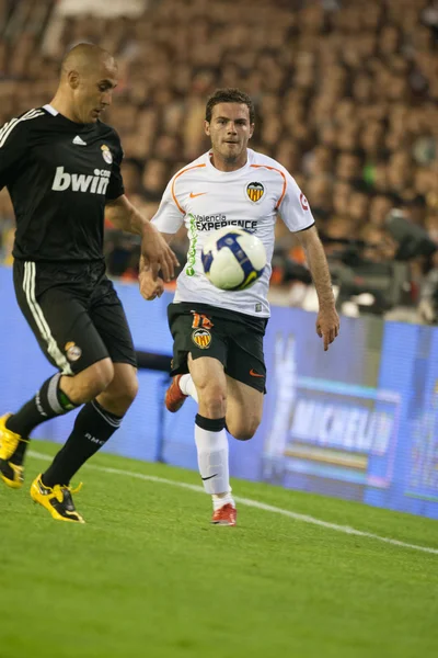 Fabio Cannavaro (L) e Juan Manuel Mata (R) em ação — Fotografia de Stock