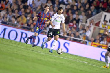 Hiç Maximiliano Banega (R) ve oyun sırasında Lionel Andres Messi (L)