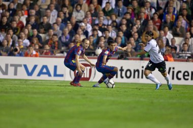 Hiç Maximiliano Banega (R), Andres Iniesta (L) ve Dani Alves (C) eylem