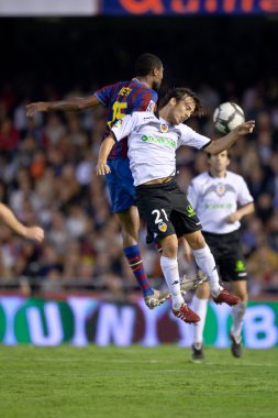 Seydou Keita ve David Silva bir top için mücadele