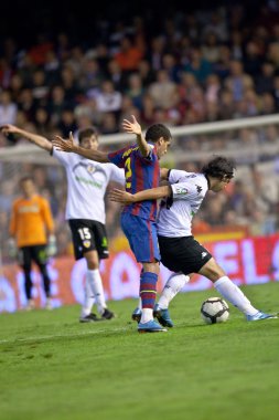 Dani Alves ve hiç Maximiliano Banega bir top için mücadele