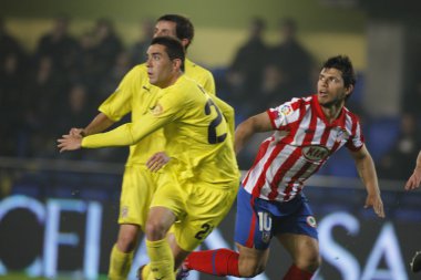 Bruno (L) ve Sergio Leonel Aguero (R) oyun sırasında