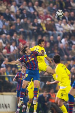 Maxwell fighting for a ball