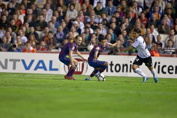 Maksimiliano Banega (R), Andres Iniesta (L) dan Dani Alves (C) beraksi — Stok Foto