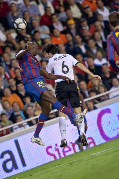 David Albelda (R) y Yaya Toure (L) peleando por una pelota —  Fotos de Stock