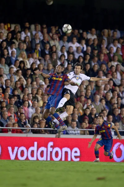 David Albelda (R) e Seydou Keita (L) lutando por uma bola — Fotografia de Stock