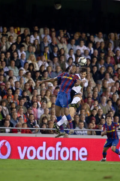 David Albelda (R) y Seydou Keita (L) peleando por una pelota — Foto de Stock