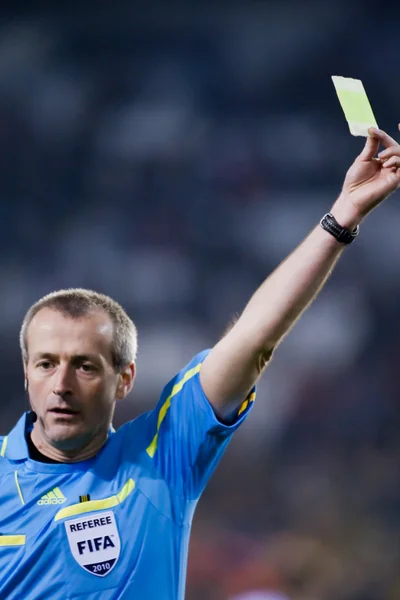 L'arbitro Martin Atkinson mostra il cartellino giallo — Foto Stock