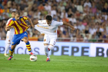 Jose Angel (R) ve Roberto Soldado (L) futbol parti sunu maç sırasında
