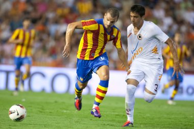 Jose Angel (R) ve Roberto Soldado (L) futbol parti sunu maç sırasında