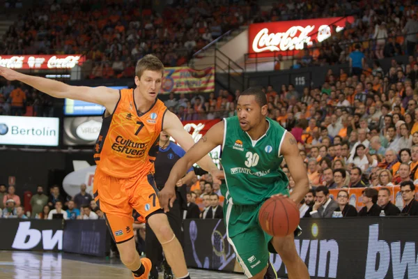 Andrew goudelock treibt den ball — Stockfoto