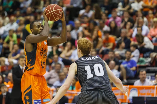 Lafayette (l) mit einem Ball und alberto diaz (r) während des Spiels — Stockfoto