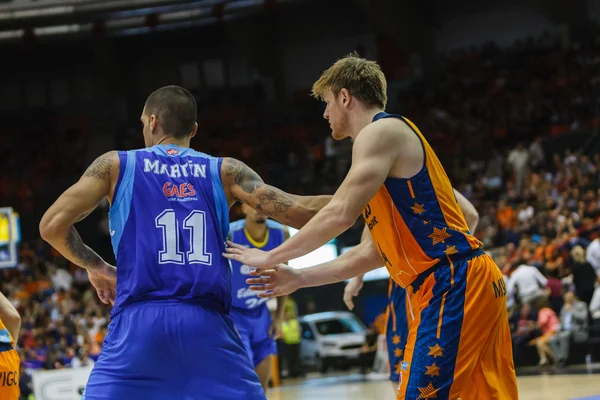 Nacho Martin (L) contra el jugador del Valencia Basket Club —  Fotos de Stock