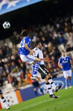 Atsuto Uchida (L) ve Alejandro Dominguez (R) oyun sırasında