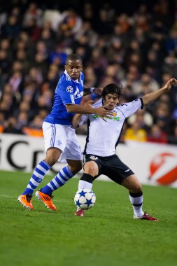 Jefferson Farfan (L) ve hiç Maximiliano Banega (R) eylem
